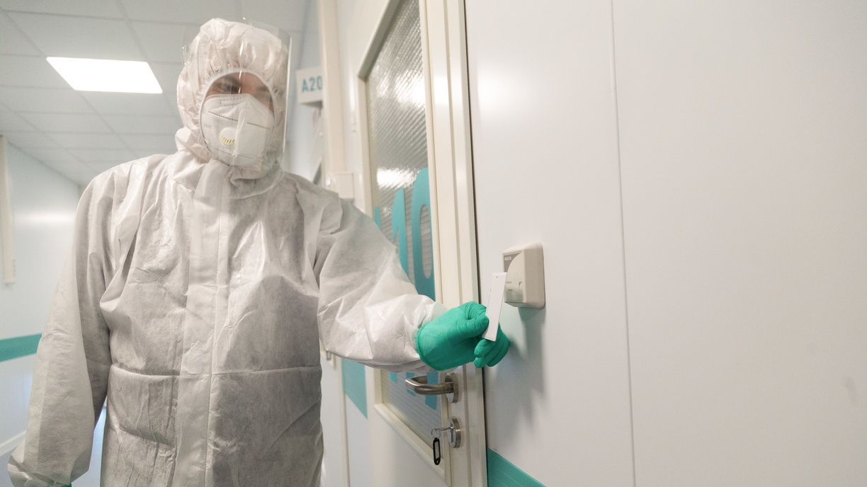 Приморские медики «красной зоны» прошли вакцинацию против коронавируса