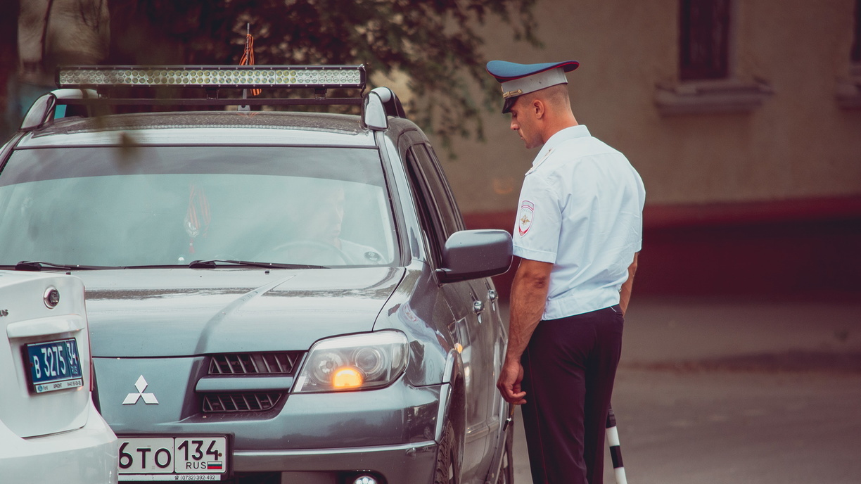 Пьяная пассажирка иномарки серьёзно обидела инспектора ГИБДД в Приморье