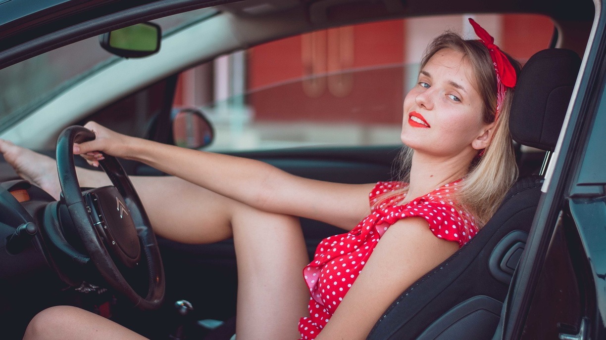Поступок блондинки на красной машине привёл в ярость жителей Приморья — видео