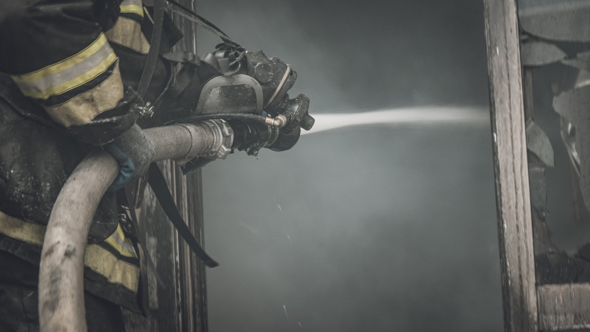 Пожарный самоотверженно ринулся в гущу пожара, чтобы спасти людей в Приморье