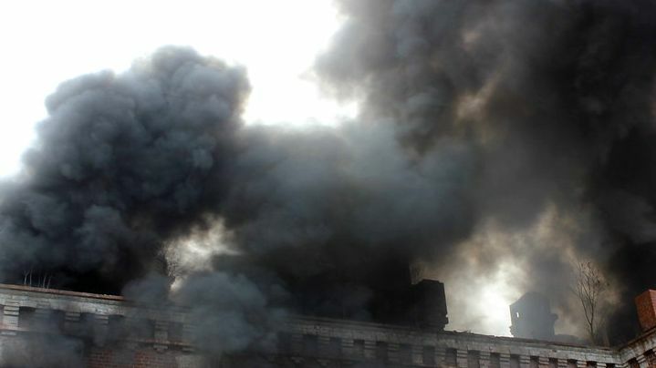 Горит коттедж: в МЧС рассказали подробности серьёзного пожара во Владивостоке