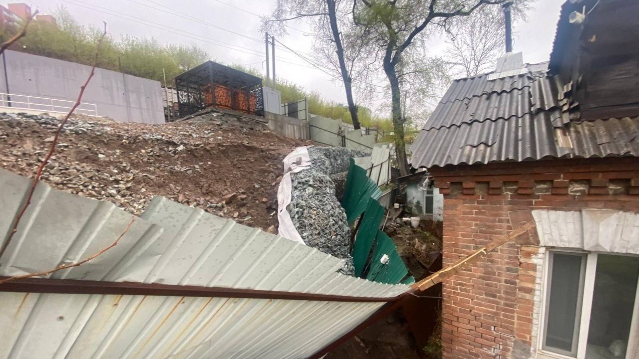 Подпорная конструкция обрушилась во двор рядом стоящего дома во Владивостоке