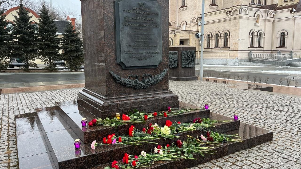 Глава Приморского края возложил цветы к мемориалу в память о теракте