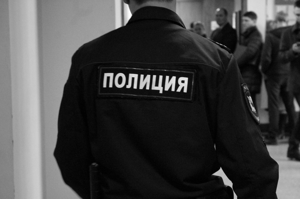 Житель Владивостока набросился с ножом на полицейского