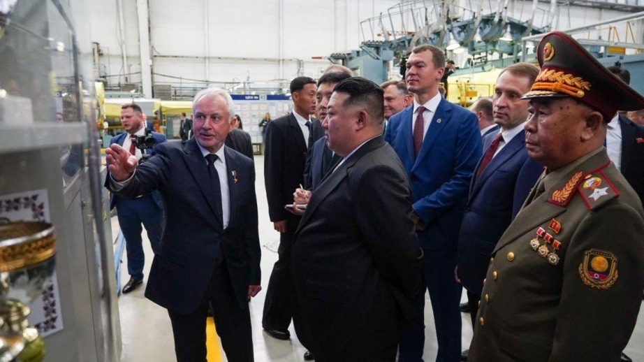 Ким Чен Ын прибыл в аэропорт Кневичи, где его встретил глава МО РФ Сергей Шойгу