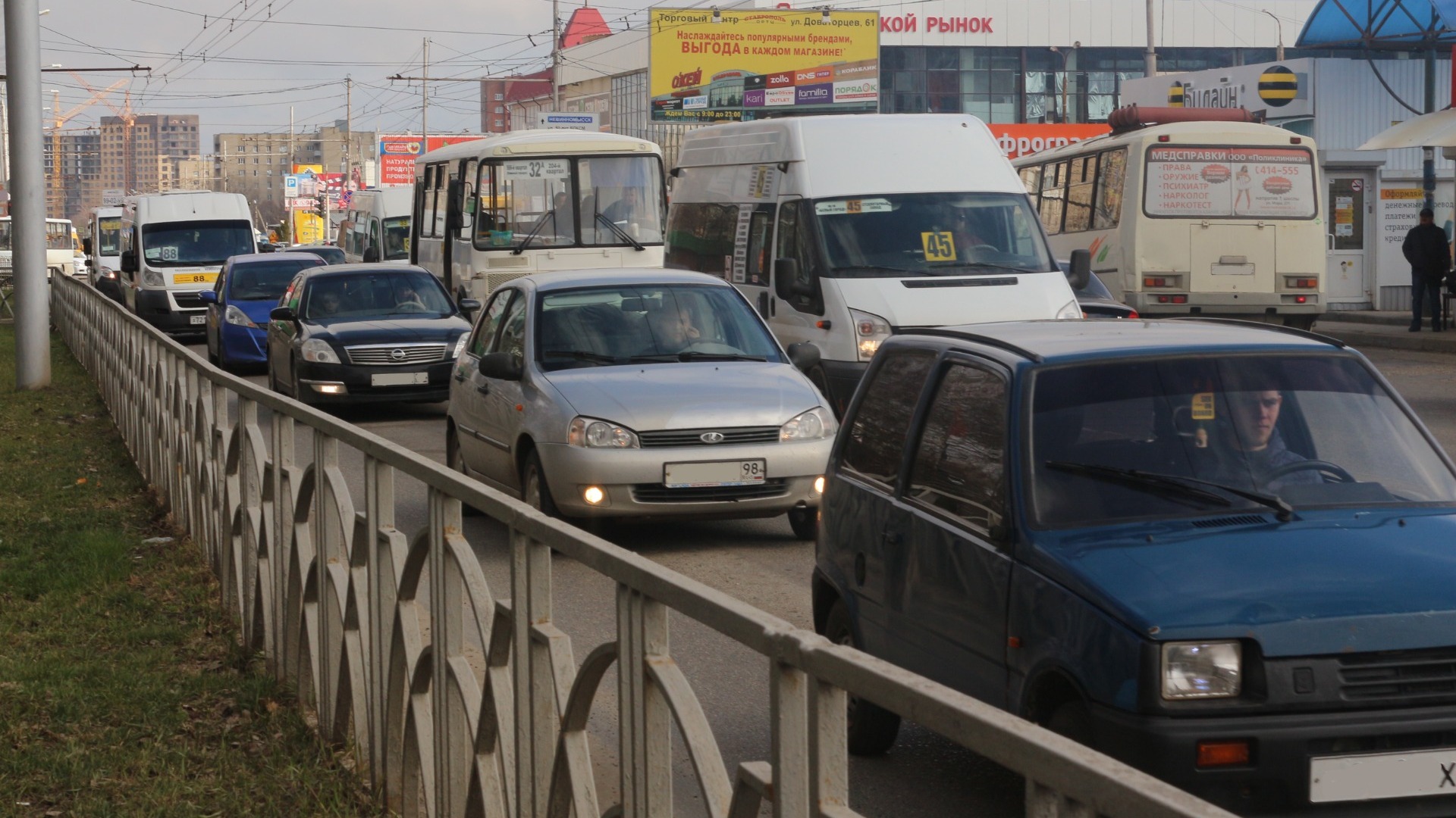 Дорожный коллапс осложнил движение в самом проблемном районе Владивостока