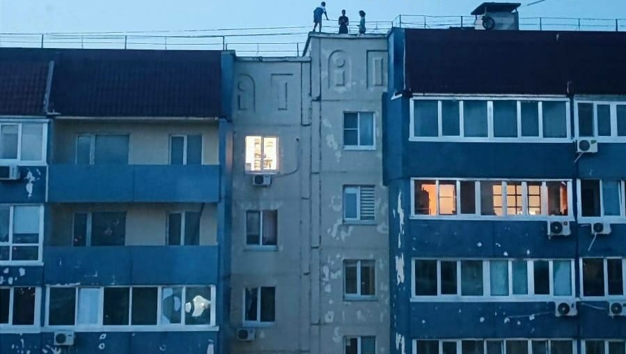 Толпа подростков на крыше высотки напугала прохожих во Владивостоке — фото