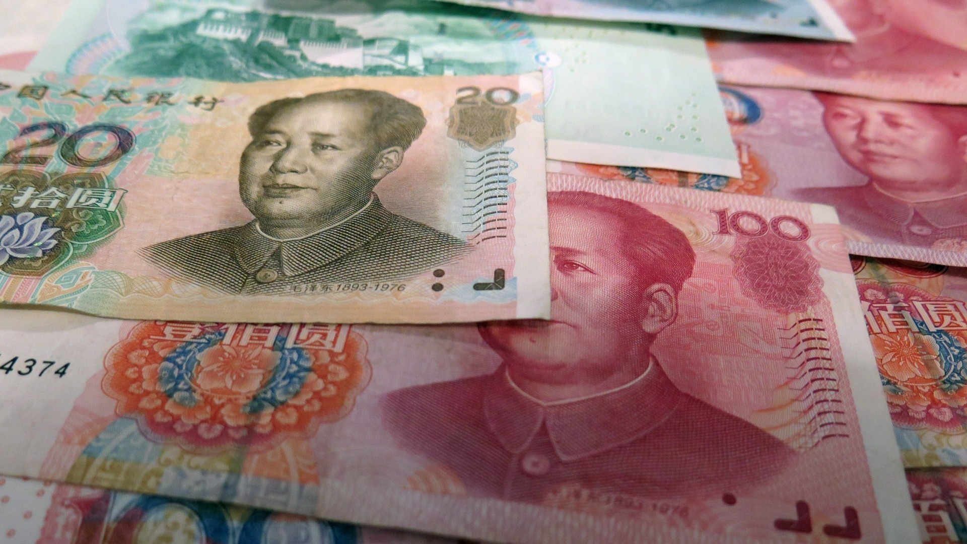 «Ну и куда ехать?»: жители Приморья обсуждают рекордный рост китайского юаня