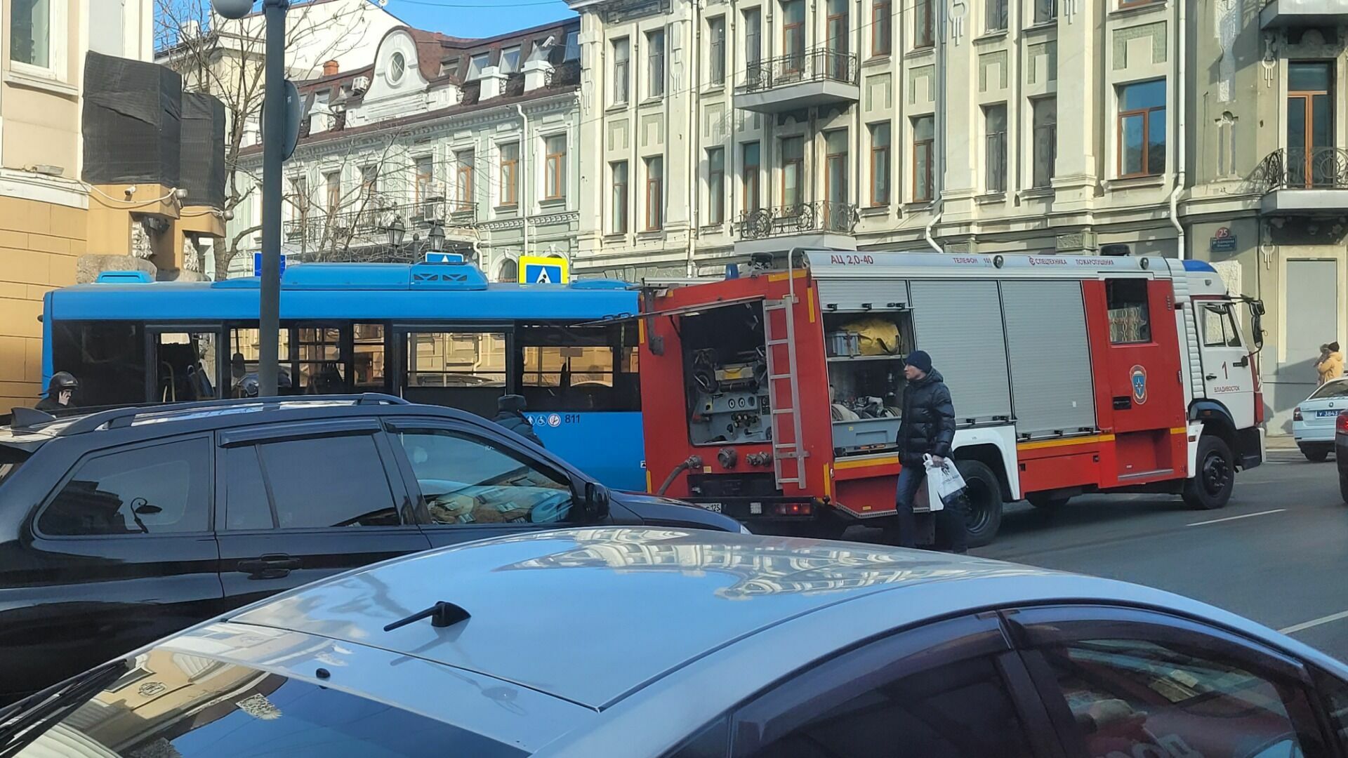 Опасный маневр автобуса в самом центре Владивостока в час пик — видео