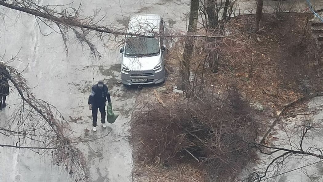 Мужчина с мешком песка стал героем целого двора во Владивостоке