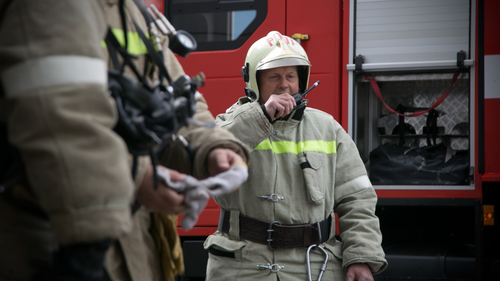 Краевые пожарные ликвидируют возгорание в бывшем Доме культуры в Лазо