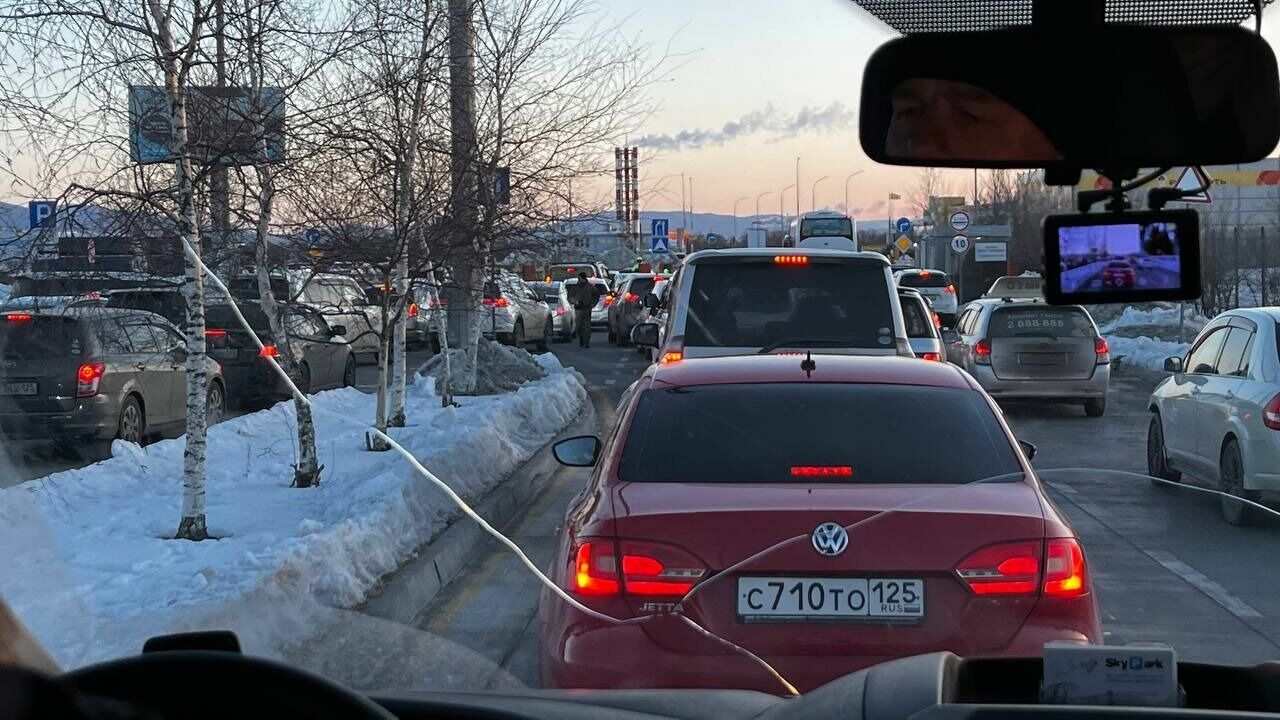 Аномальные морозы застопорили работу аэропорта во Владивостоке