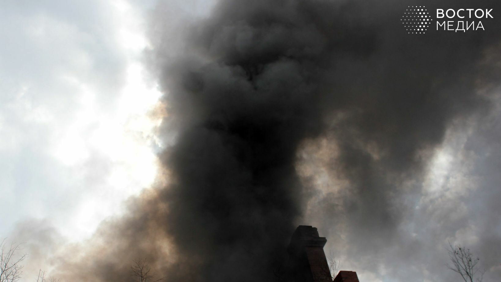 Здание управления «Дальполиметалла» горит в Приморье — очевидцы