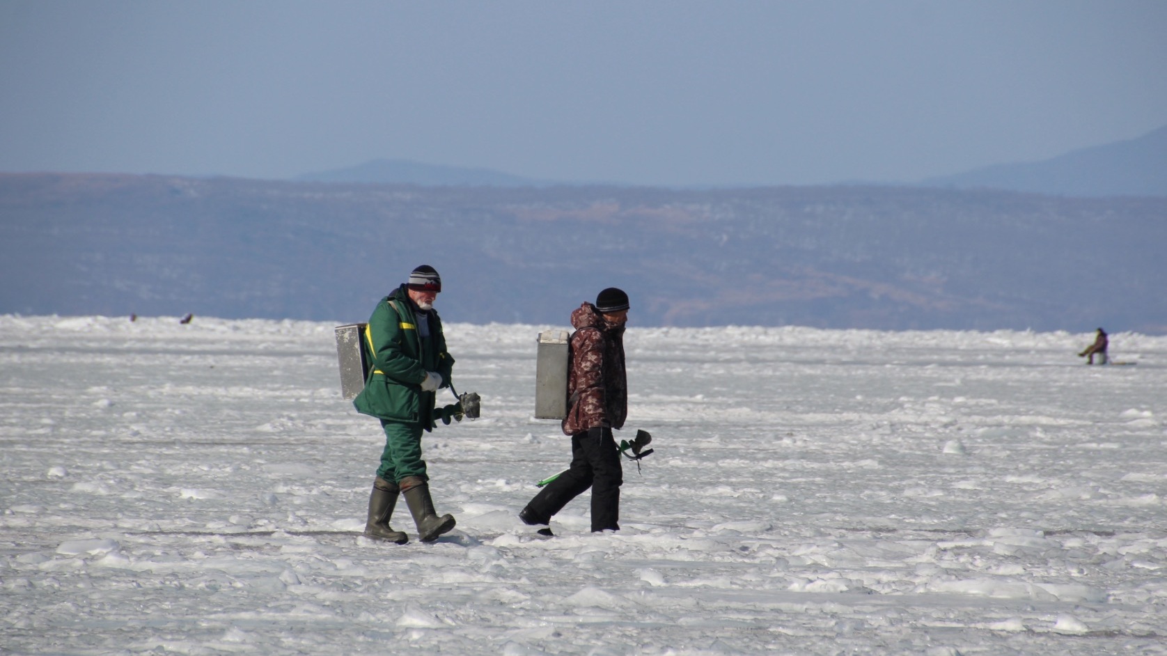 Первые любители рыбной ловли вышли на тонкий лед в пригороде Владивостока