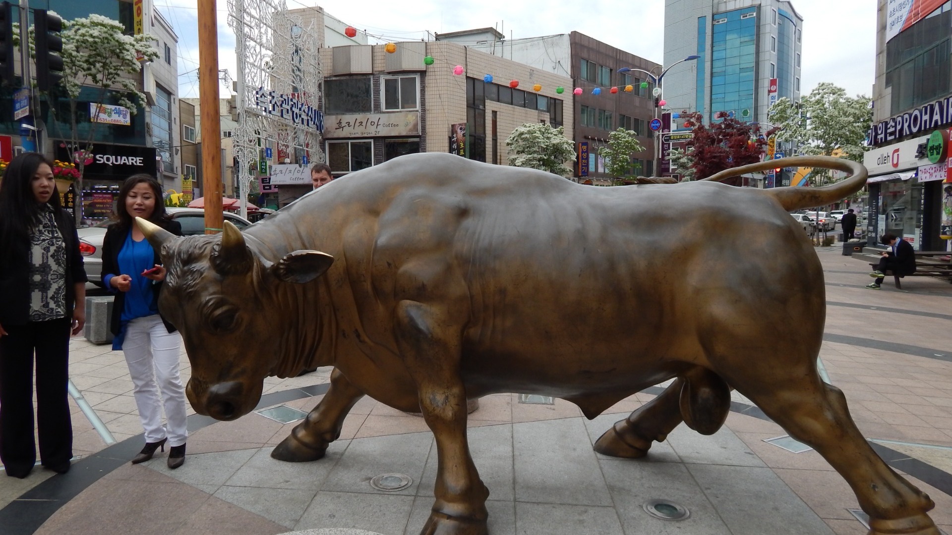 Символичный монумент в Сокчо — копия быка с Уолл-стрит в Нью-Йорке