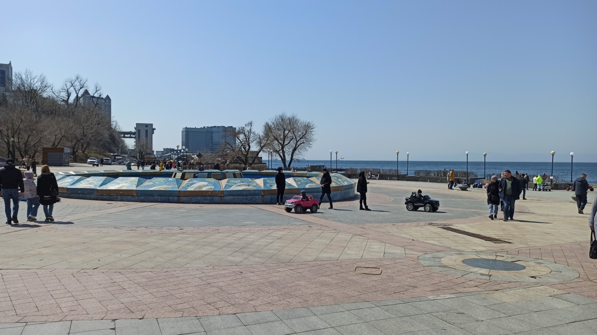 Фонарь рухнул посреди Набережной Спортивной гавани во Владивостоке