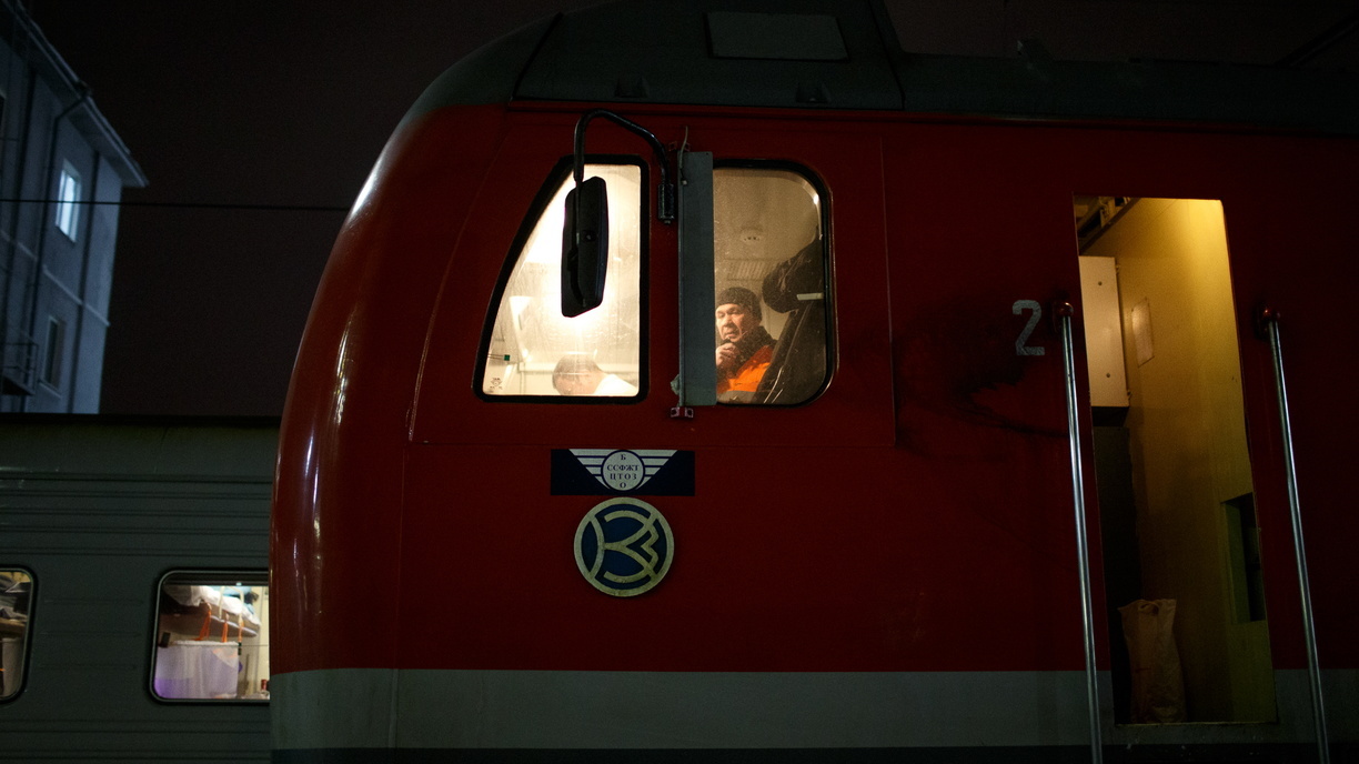 «Машинист пытался избежать»: иномарка въехала под поезд на запрещающий сигнал