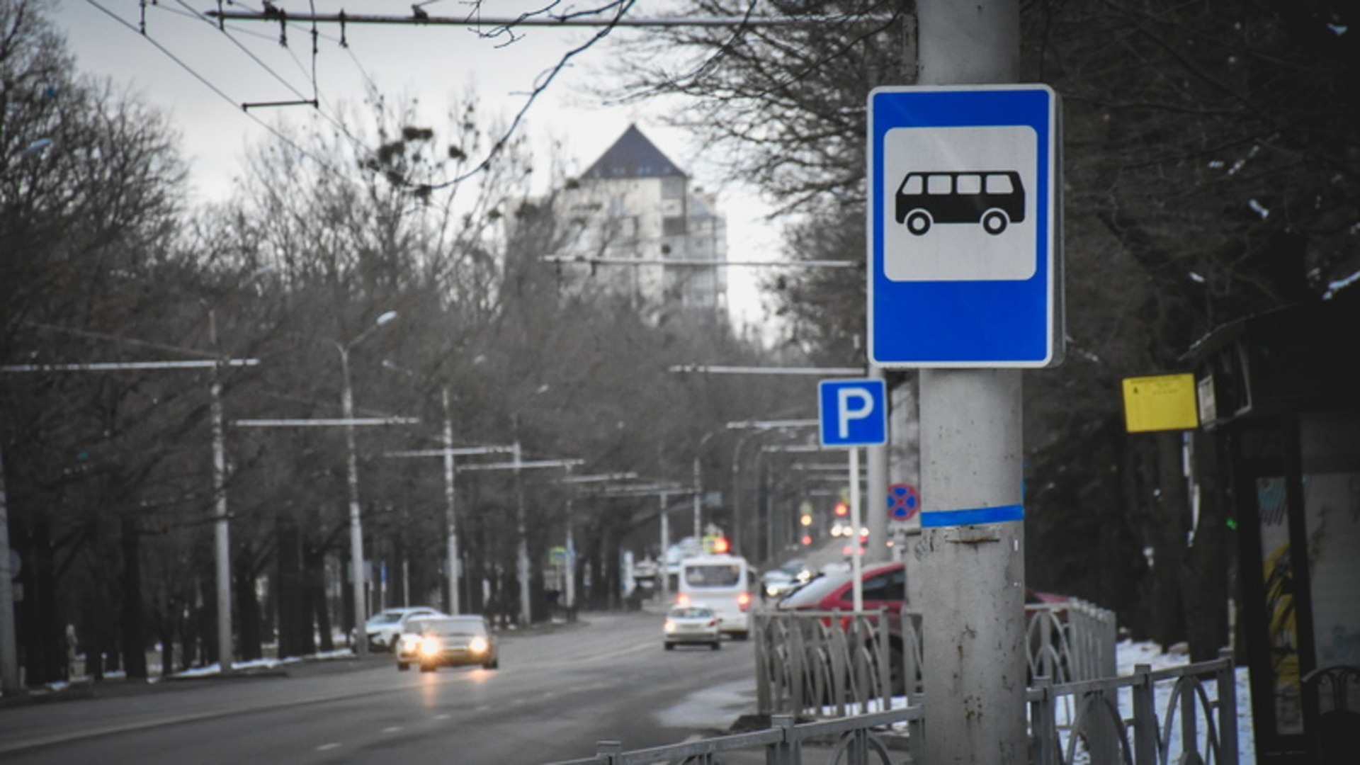 Автомобилист, снесший остановку во Владивостоке, должен выплатить штраф