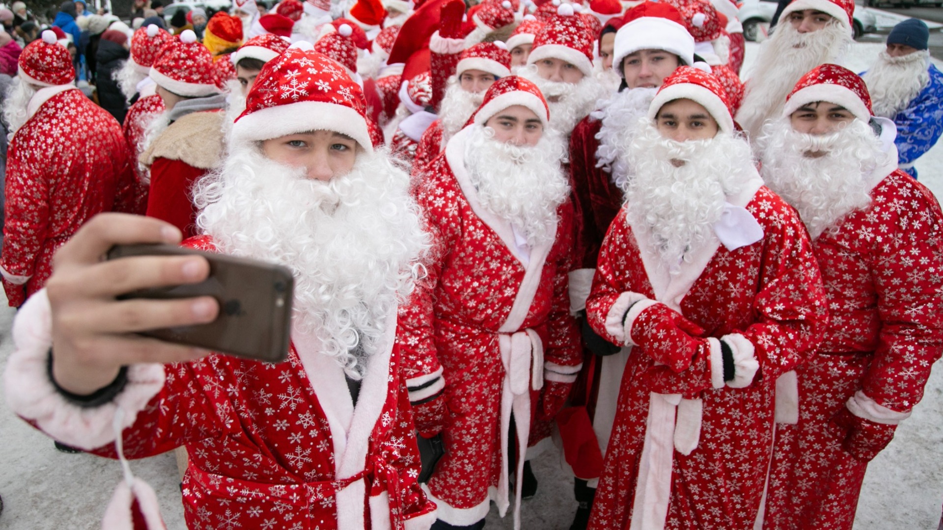 Толпы Дедов Морозов разгуливают по центру Владивостока — видео