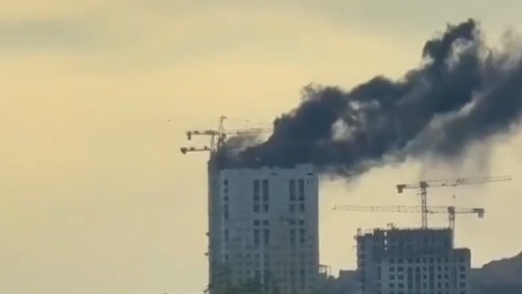 Дым видно в соседних районах: ЖК горит во Владивостоке — видео