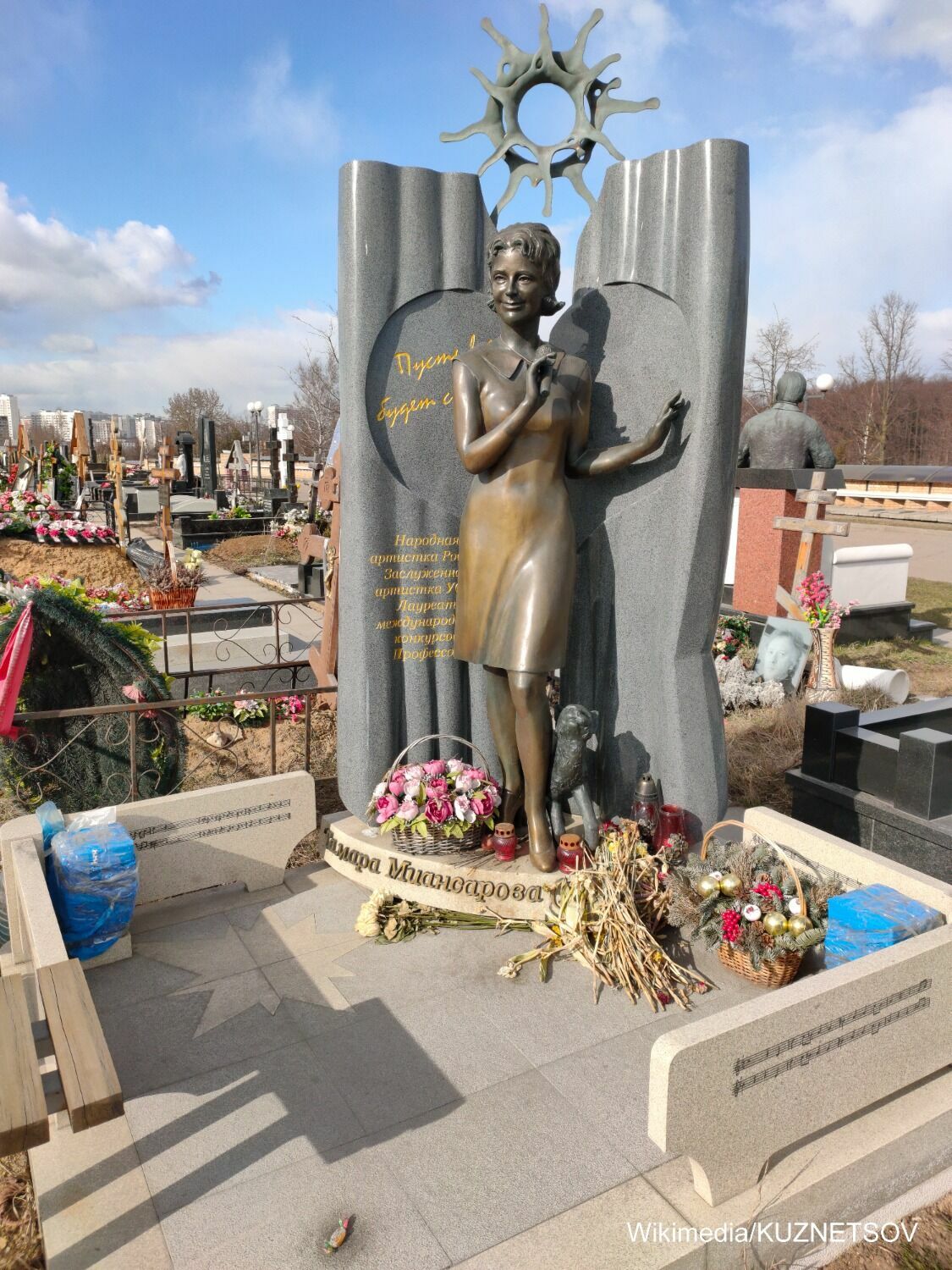 Памятник Тамаре Миансаровой на ее могиле, Троекуровское кладбище