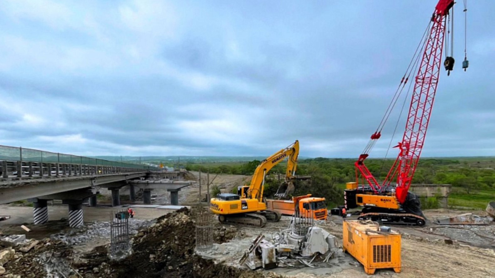 Пять железобетонных опор строят на «кипарисовском» путепроводе в Приморье