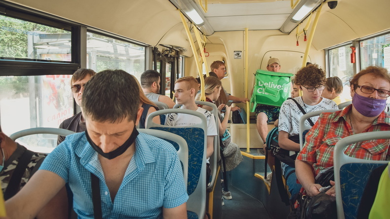 Исторический Владивосток: девушка провела пассажирам автобуса экскурсию