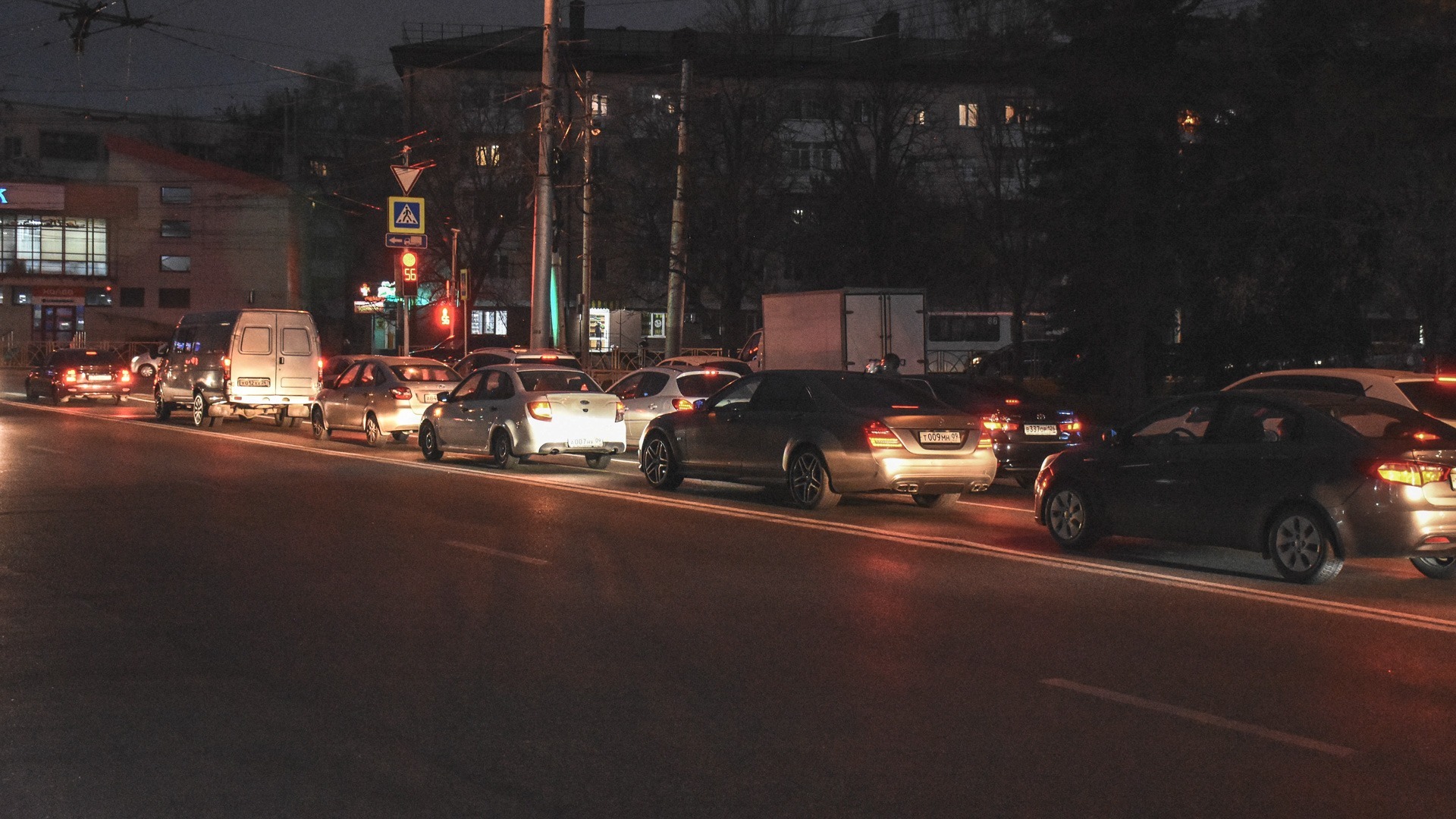Серьезная пробка собралась из-за аварии в Надеждинском районе