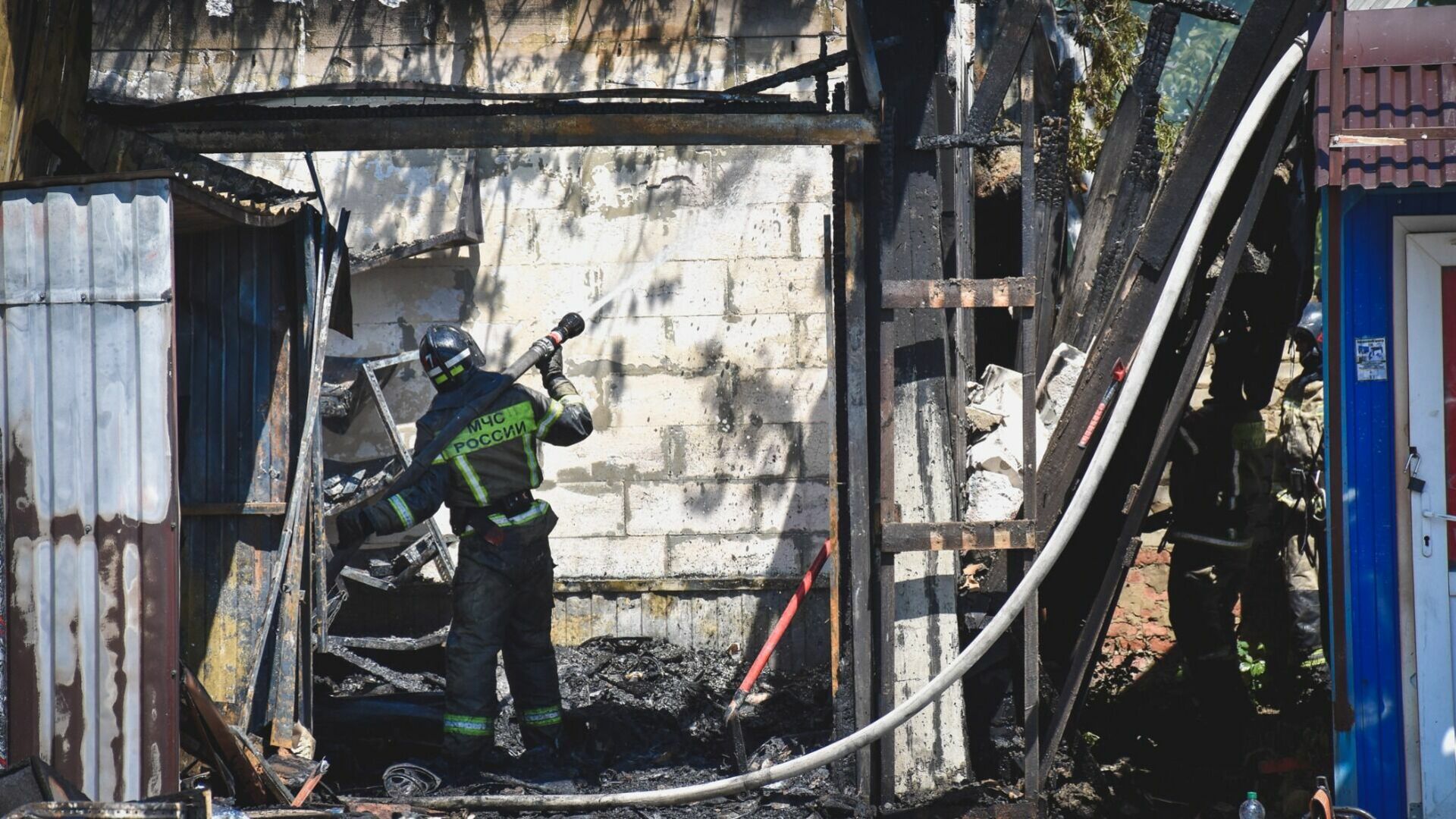 Пятерых человек эвакуировали огнеборцы из горящего дома в Приморье
